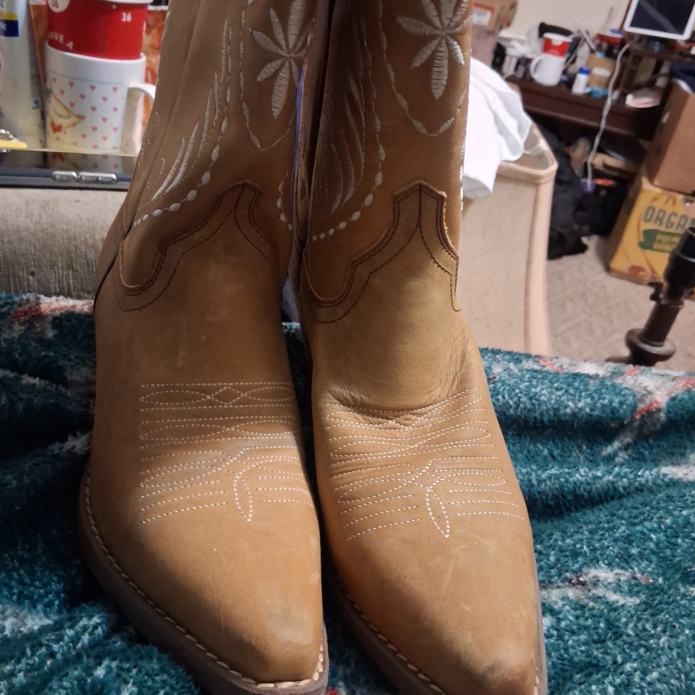 Chic Tan Embroidered Heeled Boots